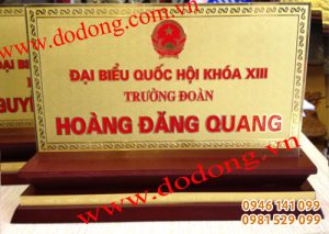 Biển chức danh đại biểu Quốc hội bằng đồng