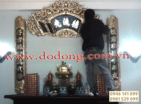 Treo cuốn thư hay hoành phi trên bàn thờ gia tiên
