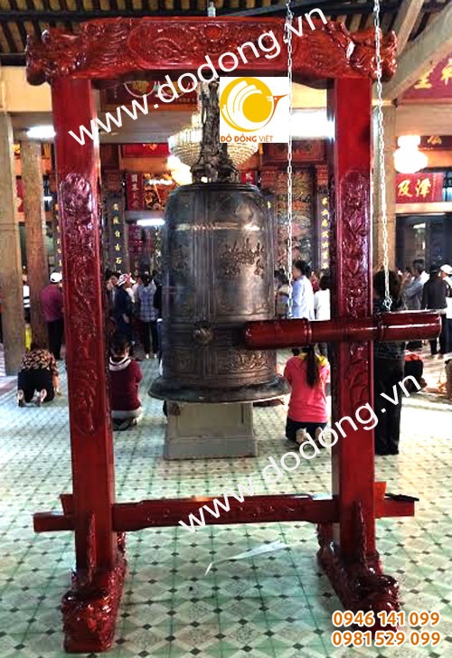 Chuông đồng 120kg,giá treo bằng gỗ đục hoa văn