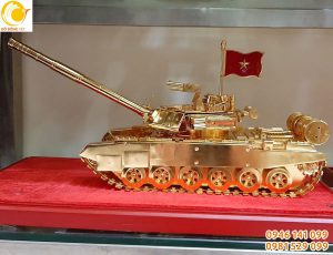 Mô hình xe tăng thu nhỏ chế tác bằng đồng mạ vàng 24k