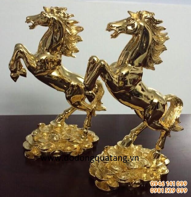 Mã đáo thành công ngựa ôm tiền vàng