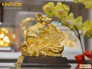 Tượng chuột mạ vàng ngồi trên tiền vàng ôm chữ Lộc