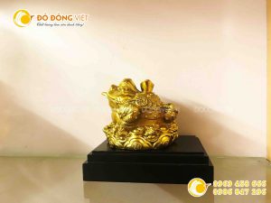 Tượng thiềm thừ bằng đồng cõng tiền tài