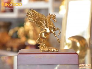 Tượng ngựa có cánh bằng đồng mạ vàng đẹp tinh xảo