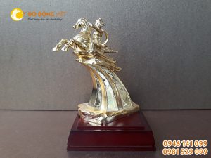 Tượng thánh Gióng bằng đồng mạ vàng