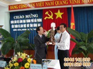 Tượng đồng nữ tướng lê chân đồng đỏ chạm khảm tam khí