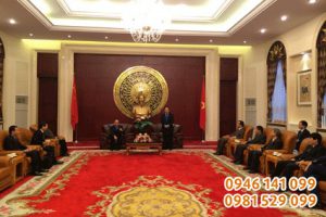 Tượng Bác Mặt trống trang trí phòng truyền thống Đại sứ quán