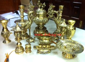 Cách bày vật dụng bằng đồng trên bàn gia tiên