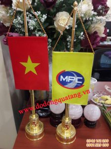 Cột cờ đồng khắc Quốc huy, chữ s mặt trống đồng tinh xảo mạ vàng