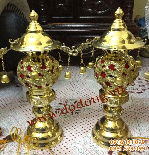Đôi đèn hoa thờ đúc tinh xảo 65cm đồng cúng tiến