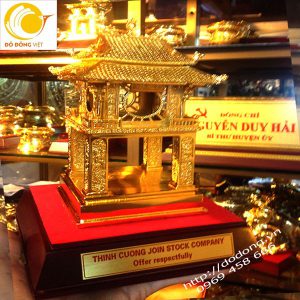 Qùa tặng mô hình khối cổng văn miếu hà nội mạ vàng 25cm