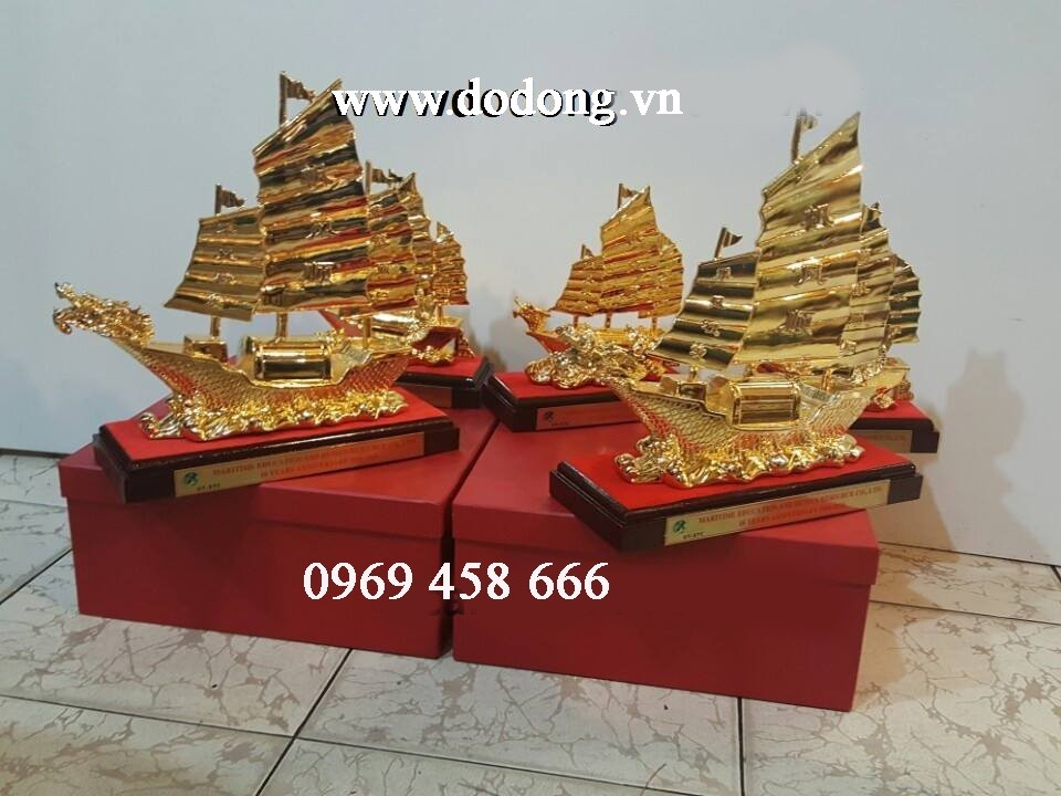 Biểu tượng thuận buồm xuôi gió trên bàn làm việc
