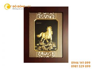 Tranh ngựa dát vàng lá quà tặng độc đáo dành cho khách nước ngoài