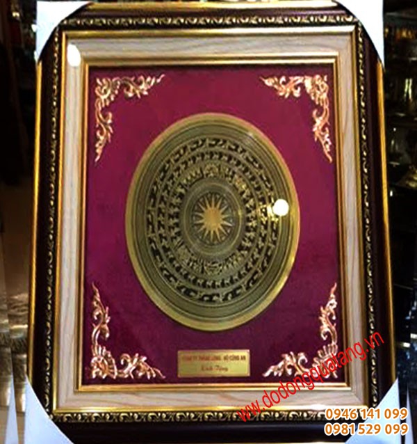 Tranh mặt trống đồng dk 30cm khung gỗ 50cm