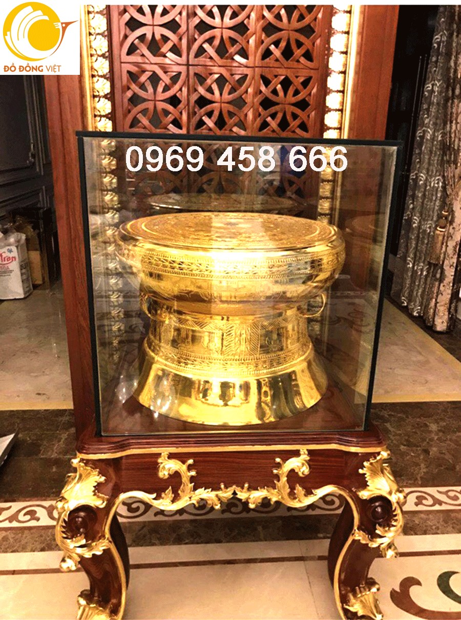 Trang trí trống đồng mạ vàng bày biệt thự