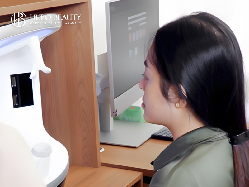 Bác sĩ trực tiếp soi da cho khách hàng bằng công nghệ VISIA 3D đến từ Hoa Kỳ