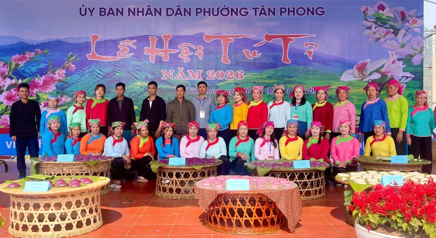 Hội thi giã bánh giầy Ảnh Báo Văn Hóa