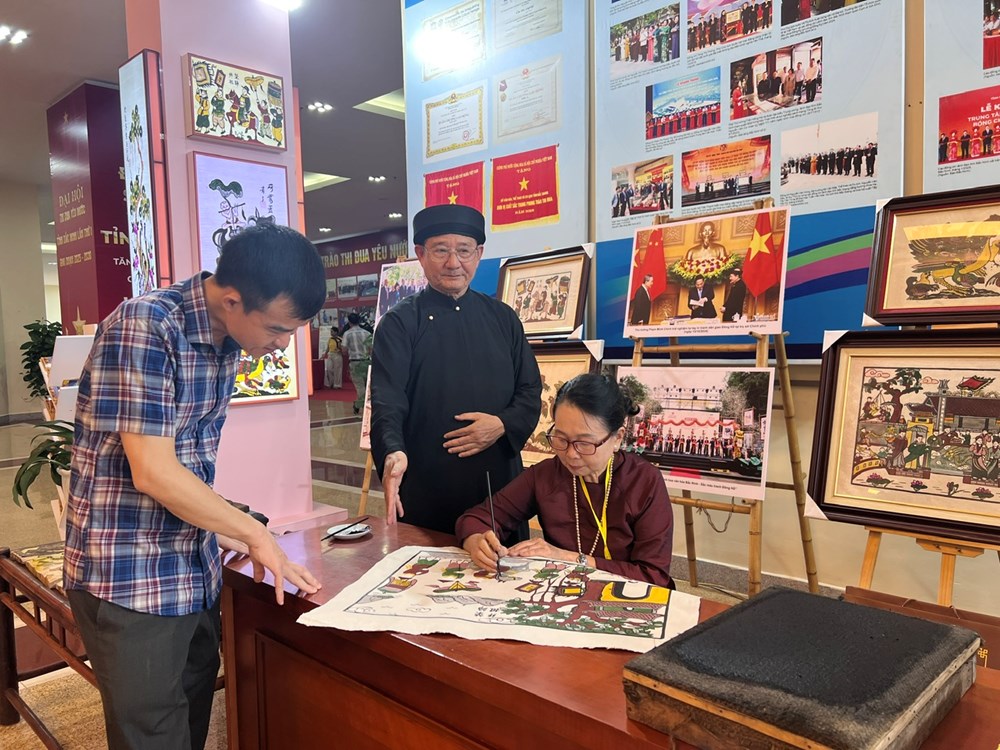 Nghệ nhân làng nghề tranh dân gian Đông Hồ