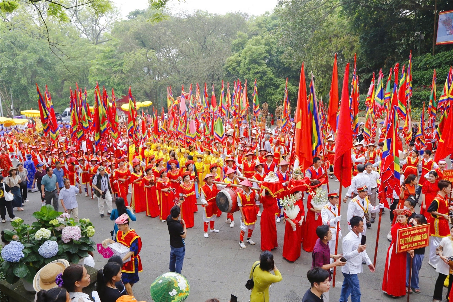 Lễ hội được tổ chức với nhiều hoạt động đặc sắc, mang hào khí của thời đại Hùng Vương và được kế thừa, tiếp nối trong xã hội đương đại