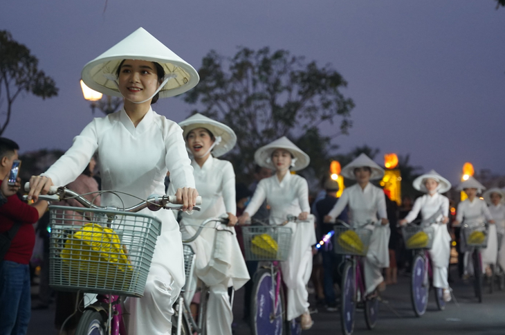 Trình diễn áo dài tại công viên Đảo Ký ức Hội An Ảnh Tuổi trẻ