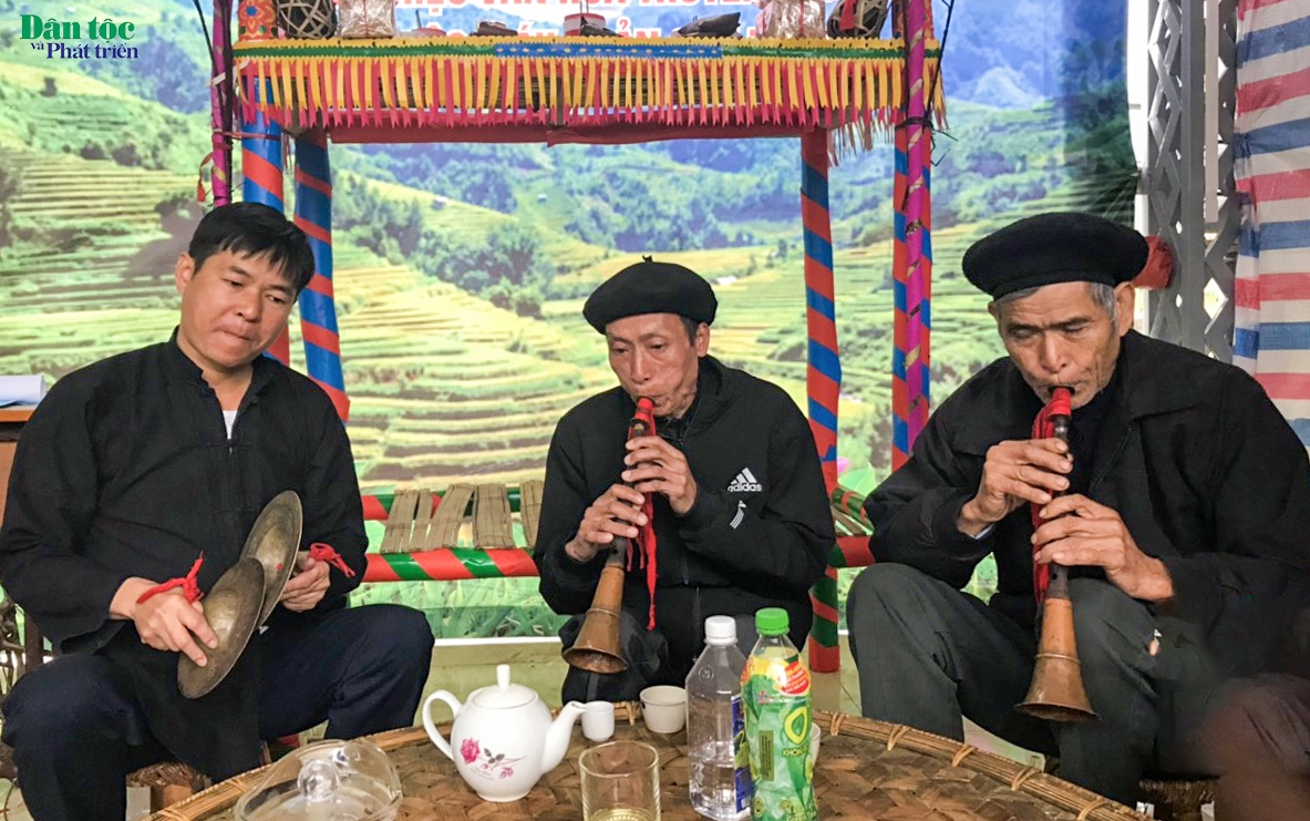 Các nghệ nhân người Giáy xã San Thàng thể hiện kèn Pí Kẻo trong không gian văn hóa của Lễ hội