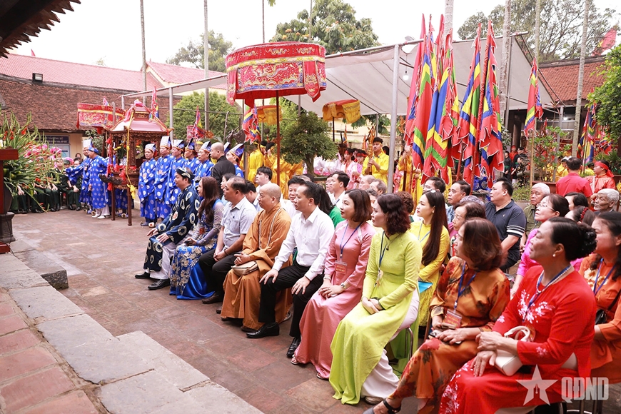 Cán bộ lãnh đạo Đảng, chính quyền, ban ngành địa phương cùng người dân và du khách tham dự lễ hội