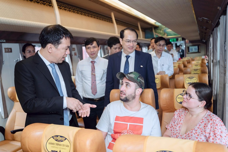 Lãnh đạo UBND TP Huế trao đổi với du khách nước ngoài trên đoàn tàu