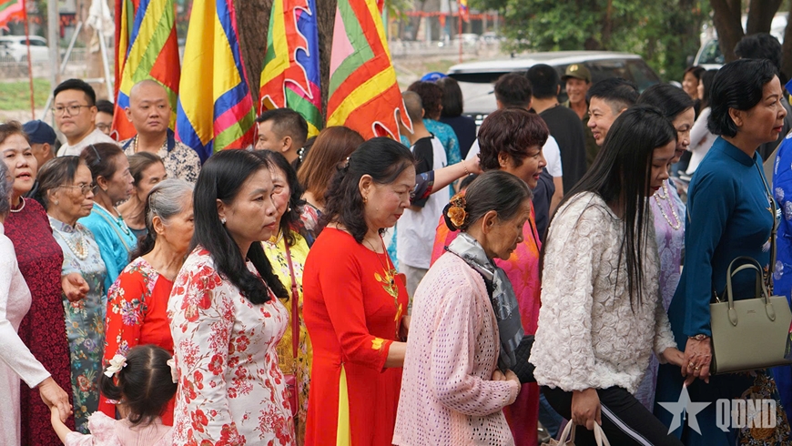 Người dân và du khách tham dự lễ hội