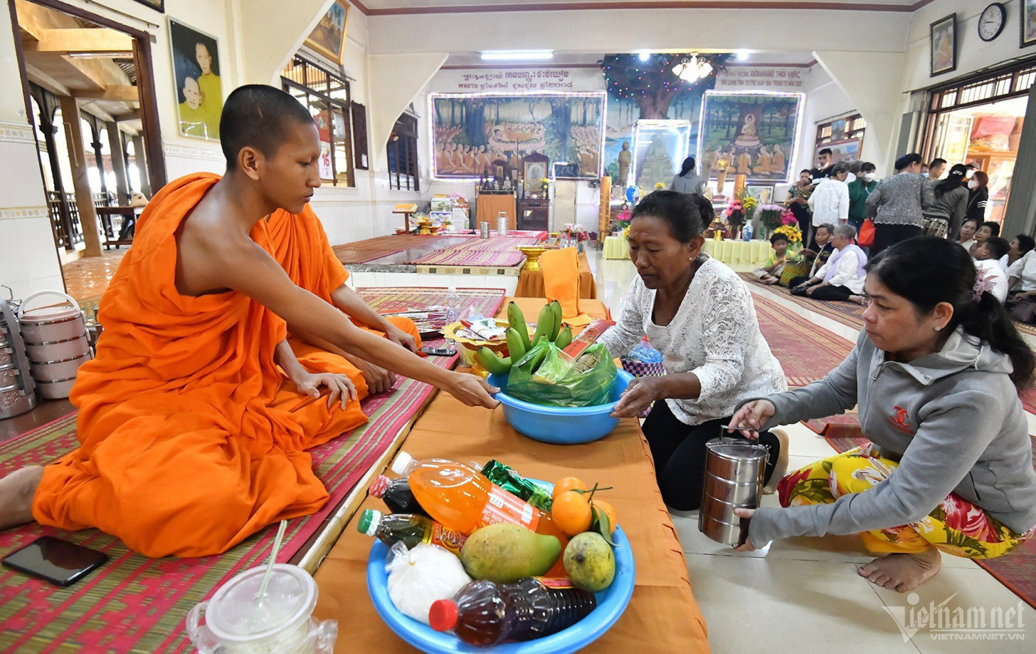 Bà con người Khmer đến các chùa dâng cơm, cúng dường cầu phước dịp Tết cổ truyền Ảnh VietNamNet
