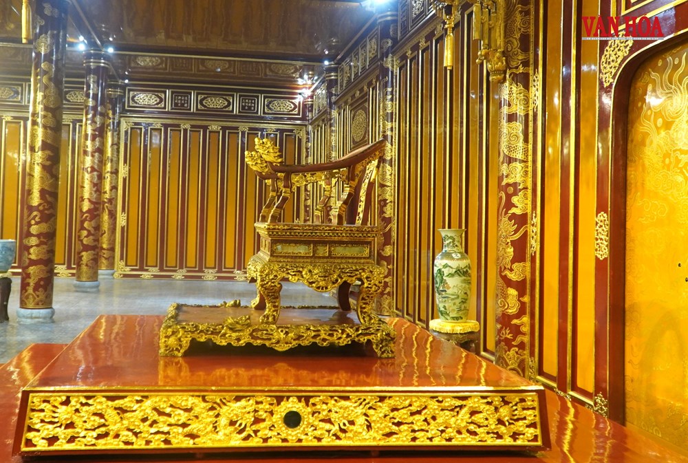 Bảo vật quốc gia Ngai vua triều Nguyễn được trưng bày tại điện Thái Hòa Đại Nội Huế trước thời điểm bị xâm hại gây hư hỏng