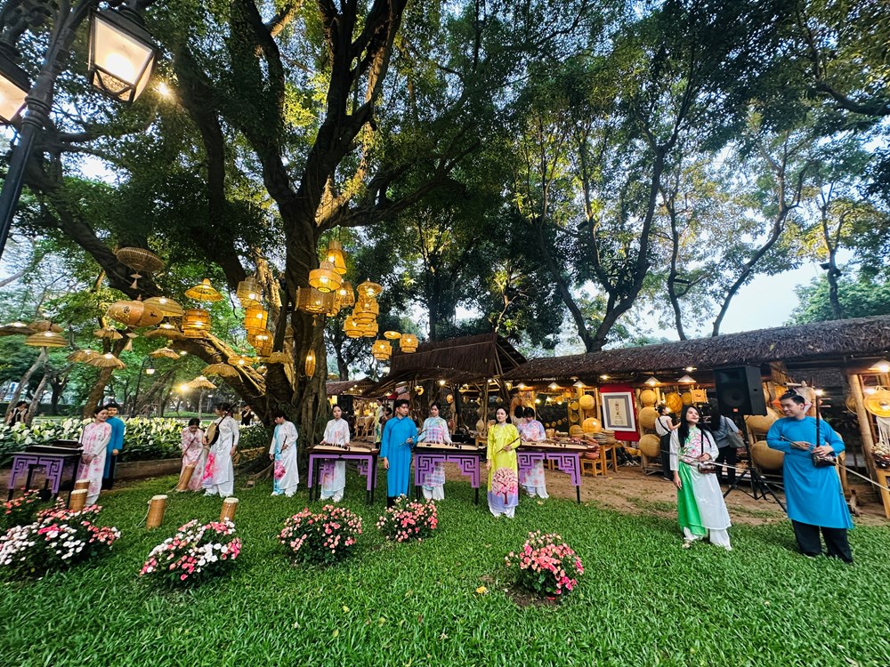 Không gian nghệ thuật tại Vườn Ánh Sáng Ảnh Báo Văn Hoá