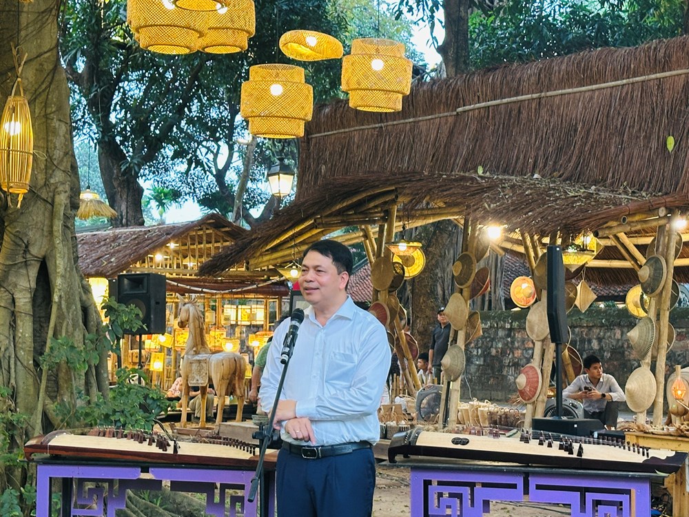 TS Lê Xuân Kiêu, Giám đốc Trung tâm Hoạt động VHKH Văn Miếu Quốc Tử Giám phát biểu tại lễ khai mạc