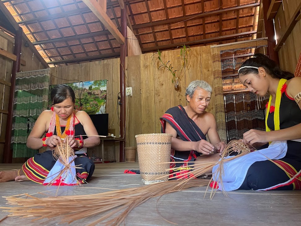 anh 2 cao son truyen nghe dan lat cho cac ban tre o lang cao son bflz