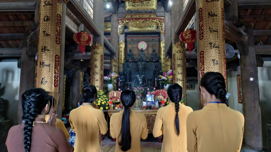 Các tăng ni, phật tử thành tâm khấn cầu mưa thuận gió hoà, sóng yên biển lặng. Báo Văn hóa